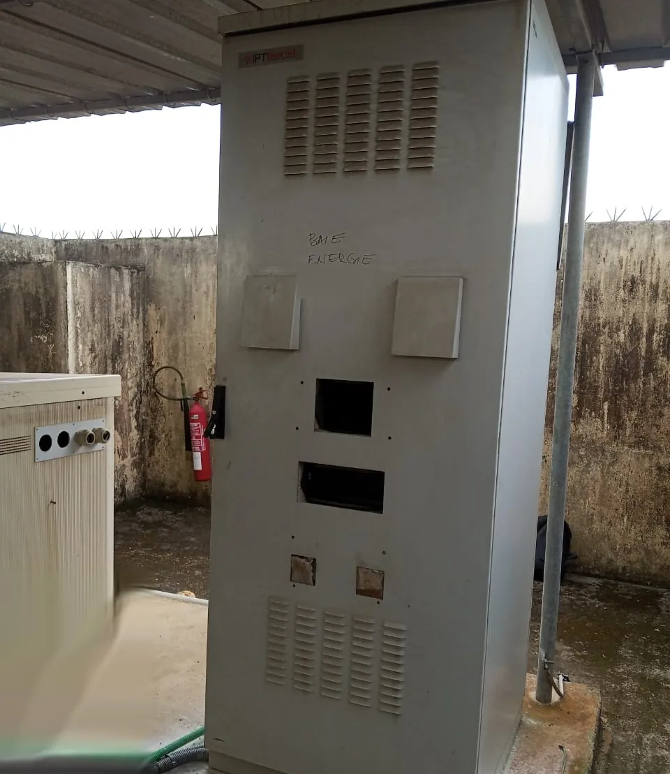 Baie d'énergie extérieure d'un site télécom, extincteur accroché à côté