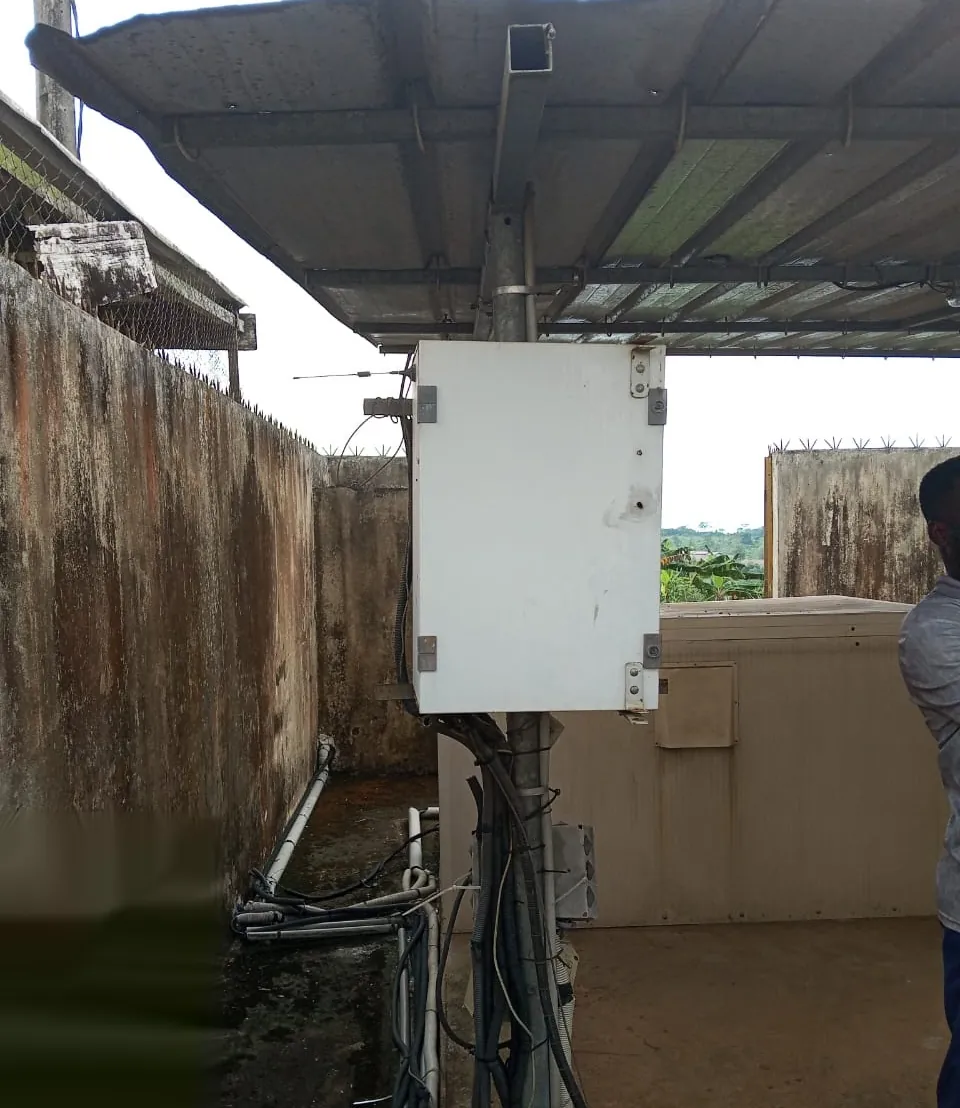 Coffret électrique fixé au poteau d'un auvent de panneaux solaires, sur un site télécom
