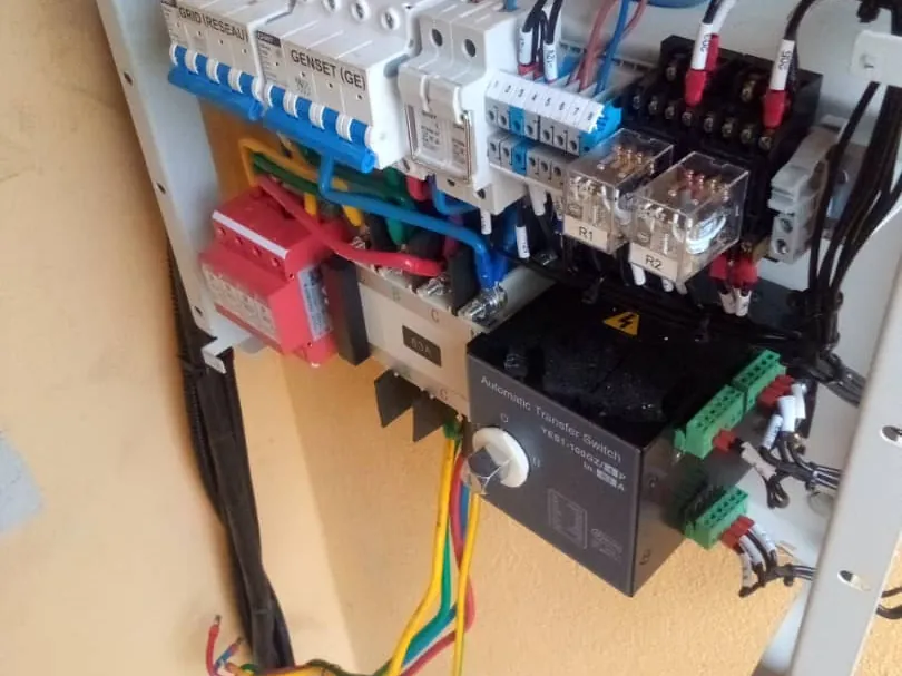Coffret d'inverseur automatique réseau et groupe électrogène en cours de câblage