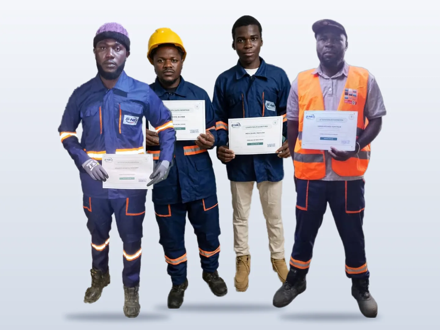 Quatre stagiaires en tenue de travail présentant leur attestation de formation