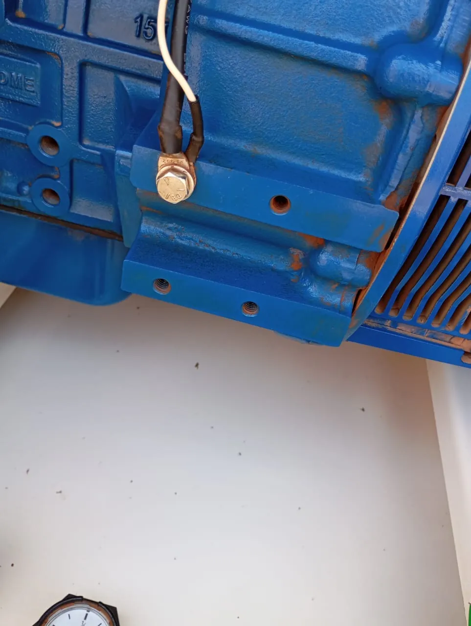 Raccordement électrique vérifié sur le bloc moteur d'un groupe électrogène