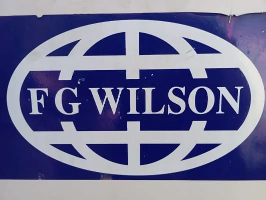 Plaque de marque FG Wilson sur le capot d'un groupe électrogène