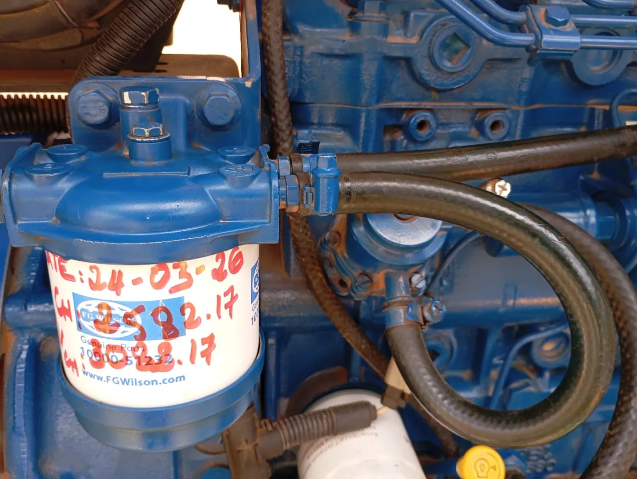 Filtre à gasoil remplacé, annoté de la date et du compteur horaire de l'intervention