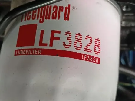 Filtre à huile Fleetguard LF3828 monté sur un moteur
