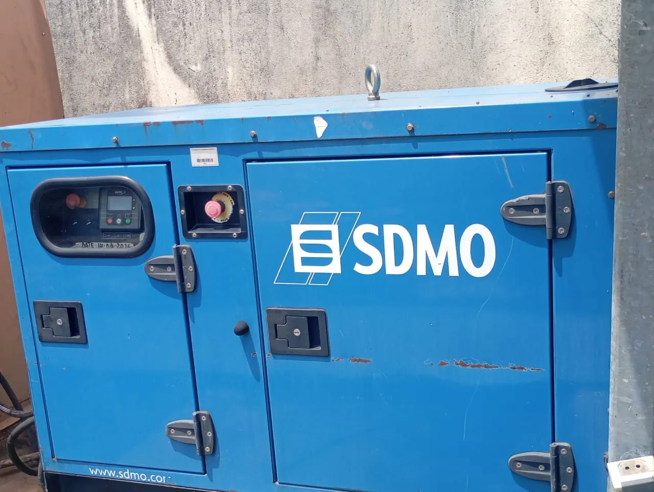 Groupe électrogène SDMO capoté, tableau de commande et bouton d'arrêt d'urgence