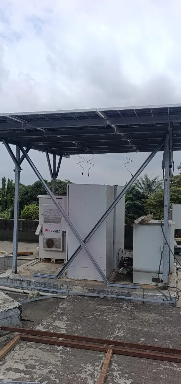 Structure solaire en cours de raccordement, câbles en attente au-dessus des armoires