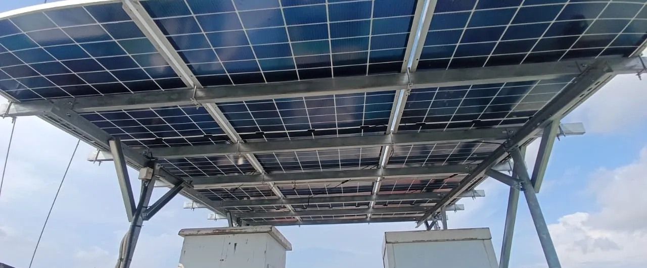 Sous-face d'un auvent solaire : panneaux et rails en acier galvanisé