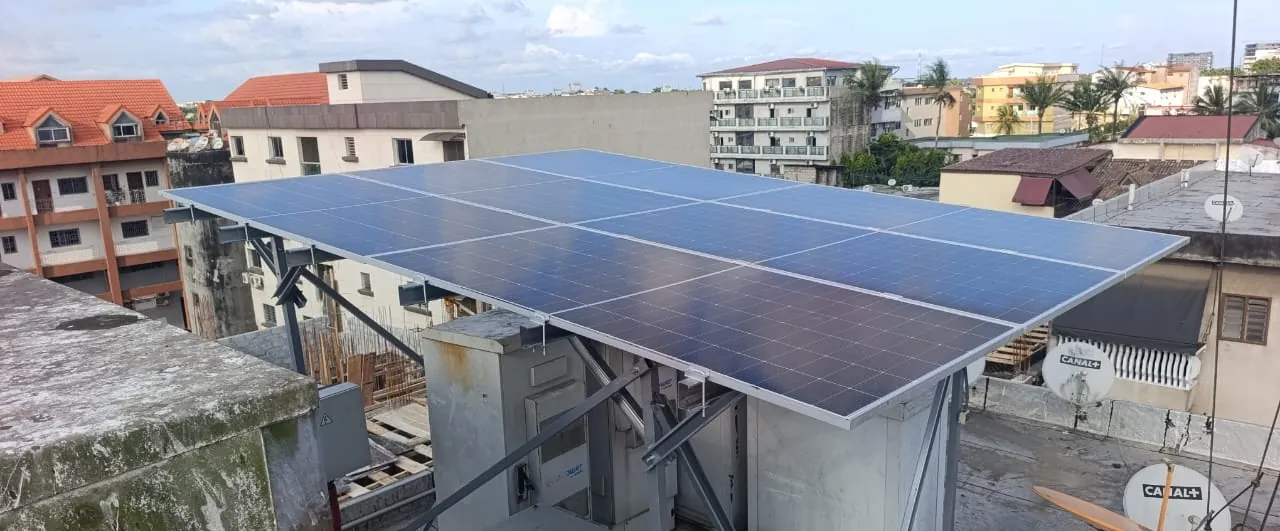 Auvent de panneaux solaires installé au-dessus des armoires d'un site télécom en toiture