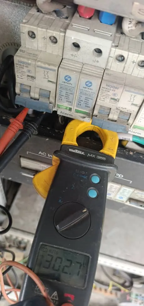 Mesure à la pince multimètre de la tension du champ solaire : 302,7 V