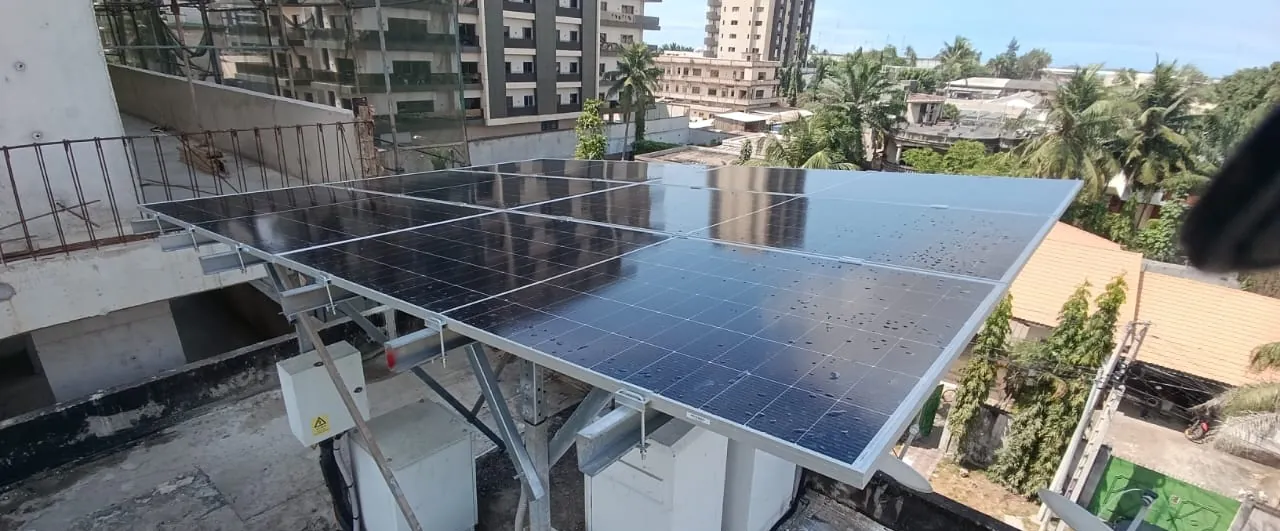 Panneaux solaires couverts de gouttes de pluie, au-dessus d'armoires techniques
