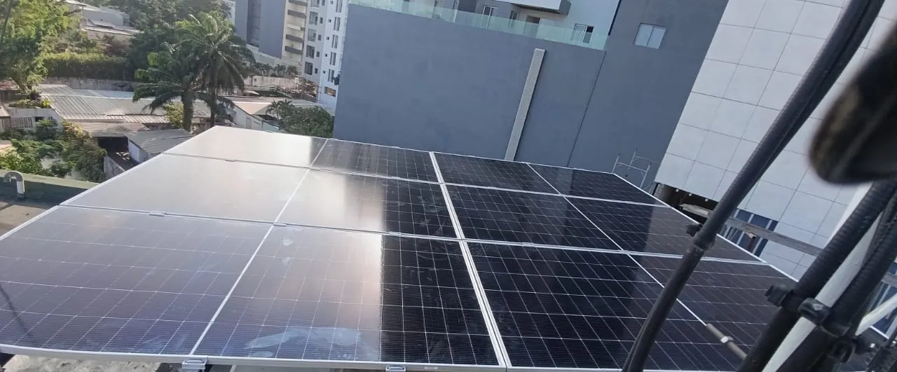 Panneaux solaires sur structure en toiture, au soleil de fin de journée