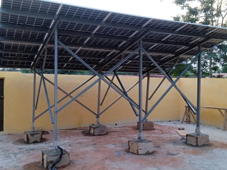 Panneaux solaires posés sur une structure au sol en acier galvanisé, fixée sur des plots en béton
