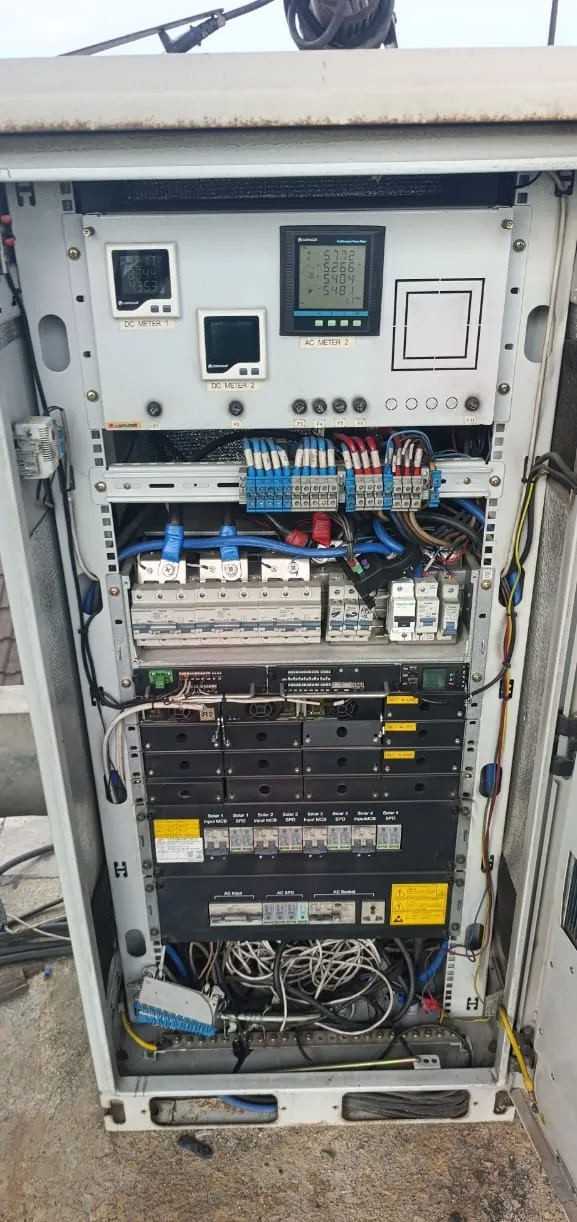 Armoire d'énergie d'un site télécom avec deux compteurs DC, bornier de répartition et protections