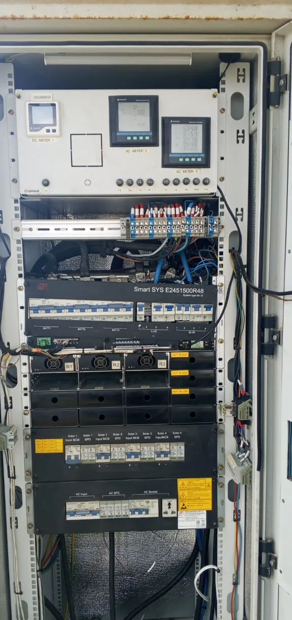 Armoire d'énergie de site télécom avec compteurs AC et DC, disjoncteurs batteries et modules redresseurs