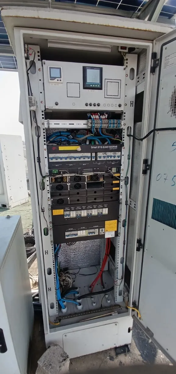 Armoire d'énergie de site télécom ouverte : système Smart SYS 48 V, redresseurs, entrées solaires et compteurs