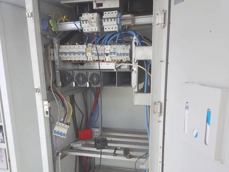 Armoire d'énergie d'un site télécom ouverte : disjoncteurs, redresseurs et câblage