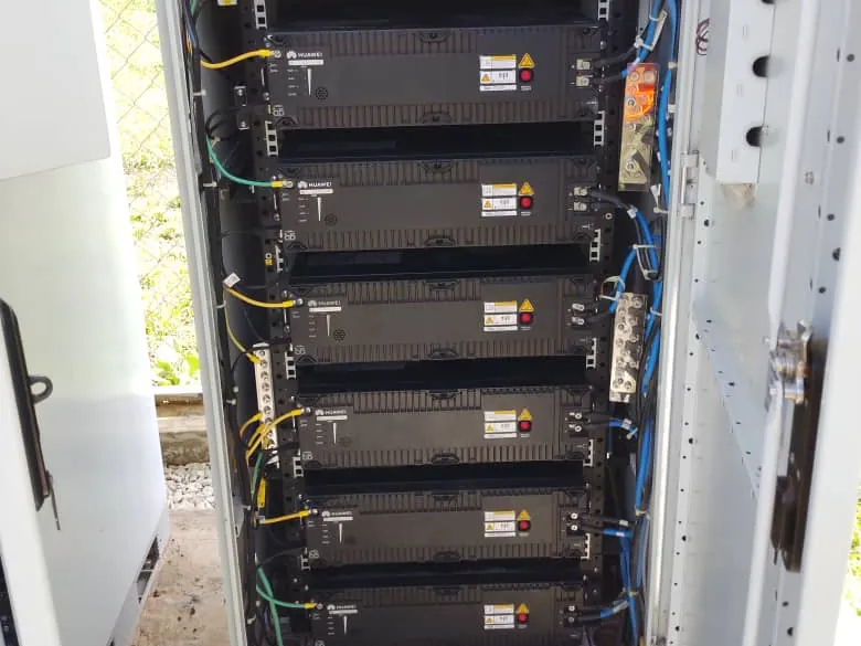 Modules de batteries lithium dans une armoire de site télécom