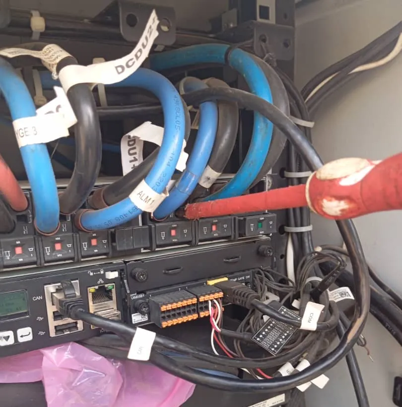Contrôleur d'un système d'énergie télécom et disjoncteurs DC, câblage repéré, contrôle au tournevis